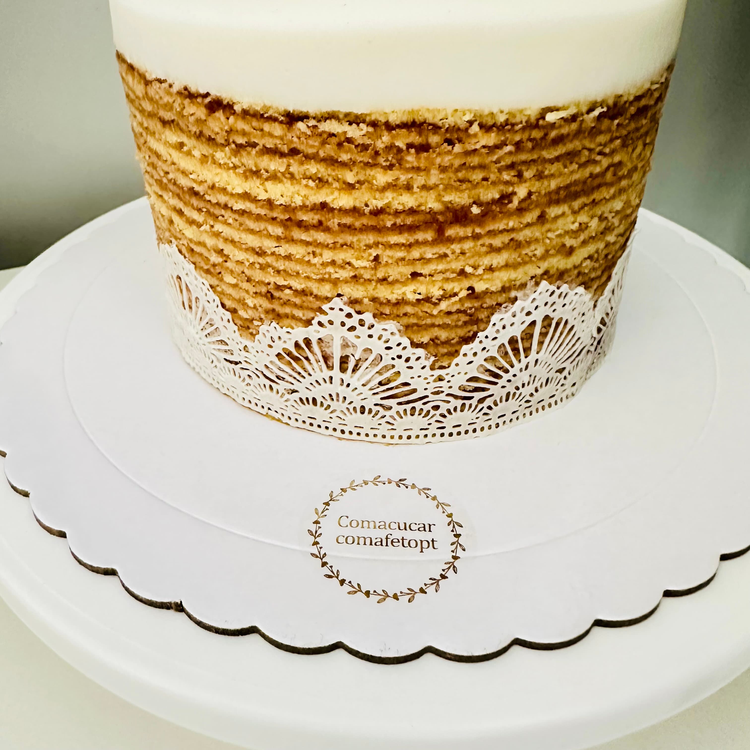 Bolo de rolo com acabamento inspirado em chocolate